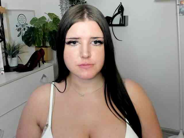 Miabrunette22 webcam
