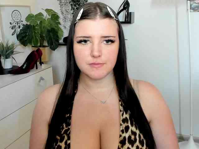 Miabrunette22 webcam