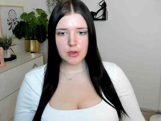 Miabrunette22 webcam