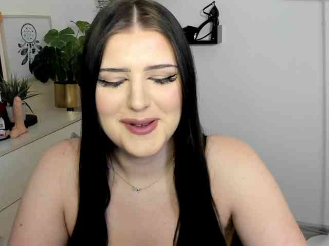 Miabrunette22 webcam