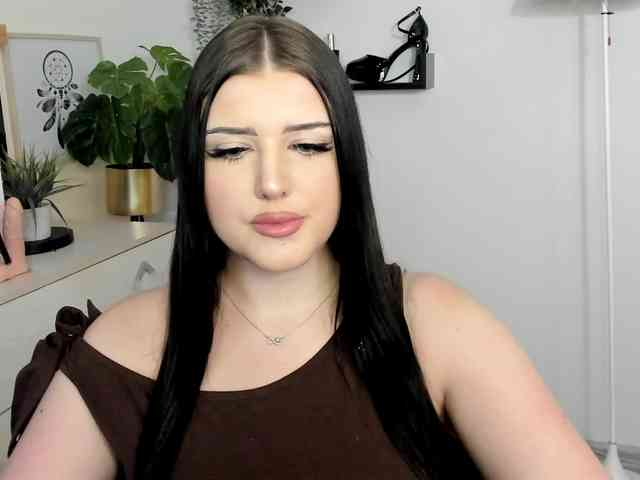 Miabrunette22 webcam