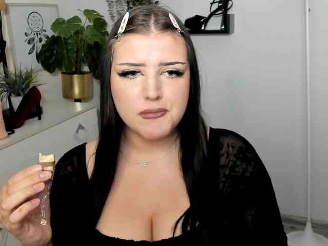 Miabrunette22 webcam
