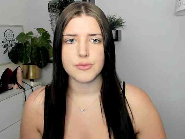 Miabrunette22 webcam