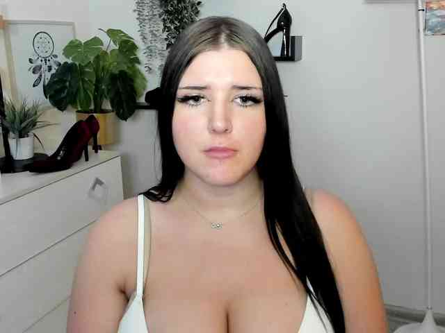 Miabrunette22 webcam