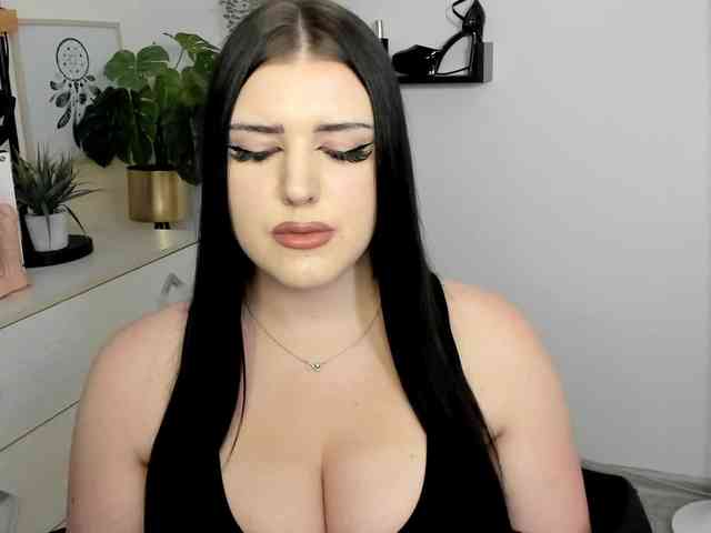 Miabrunette22 webcam