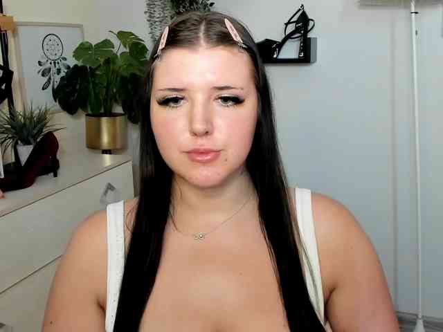 Miabrunette22 webcam