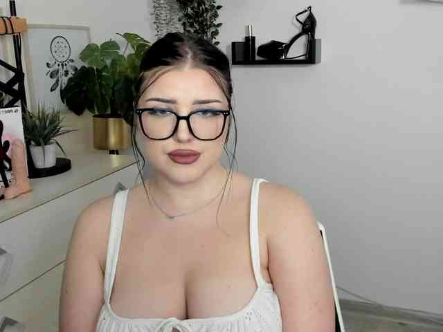 Miabrunette22 webcam