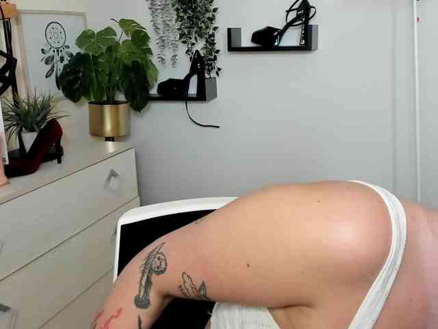 Miabrunette22 webcam