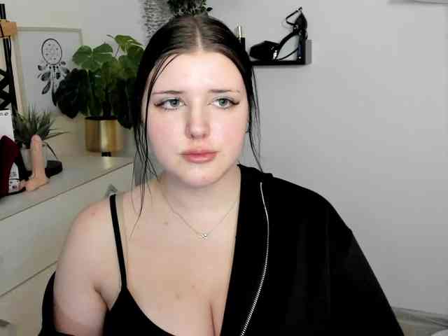 Miabrunette22 webcam