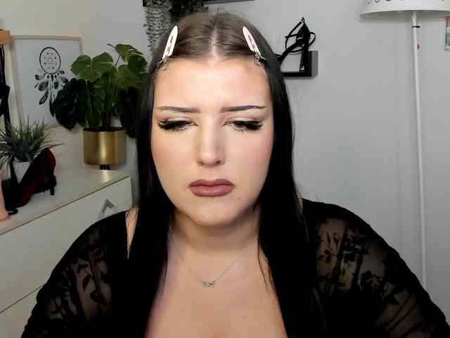 Miabrunette22 webcam