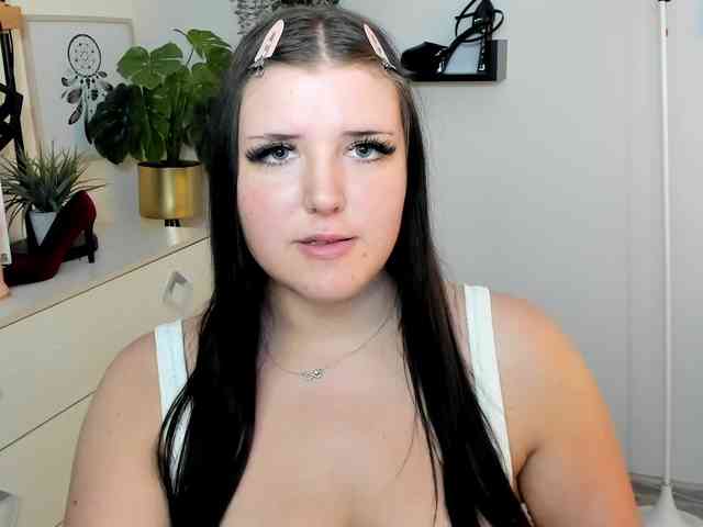 Miabrunette22 webcam