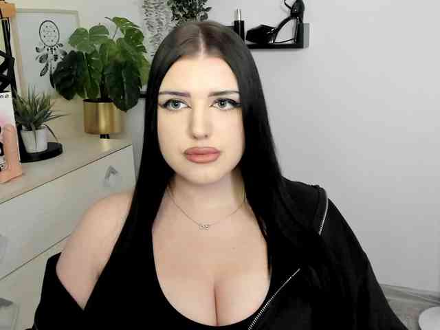 Miabrunette22 webcam