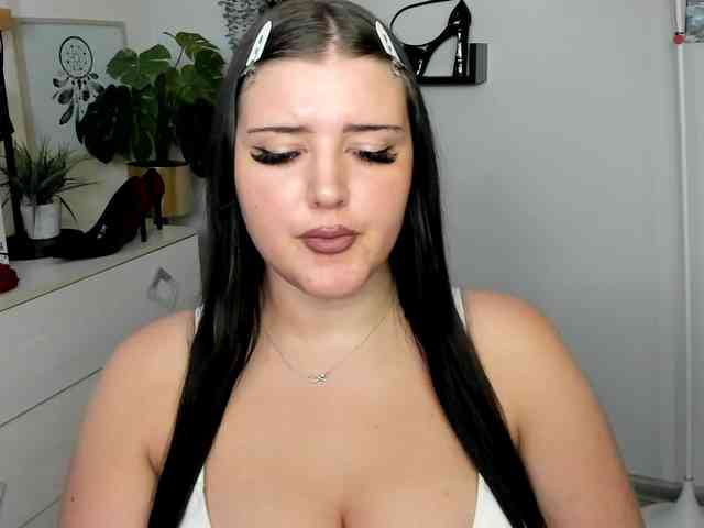 Miabrunette22 webcam