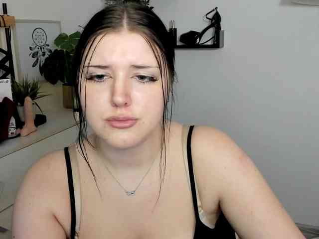 Miabrunette22 webcam
