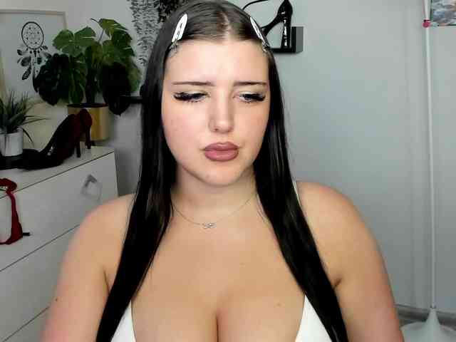 Miabrunette22 webcam