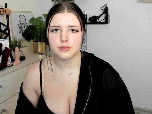 Miabrunette22 webcam