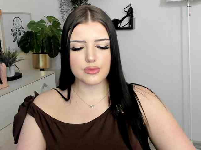 Miabrunette22 webcam