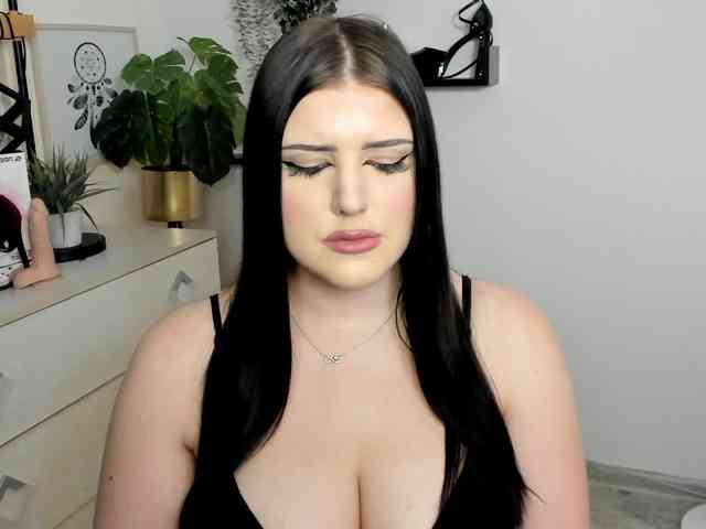 Miabrunette22 webcam