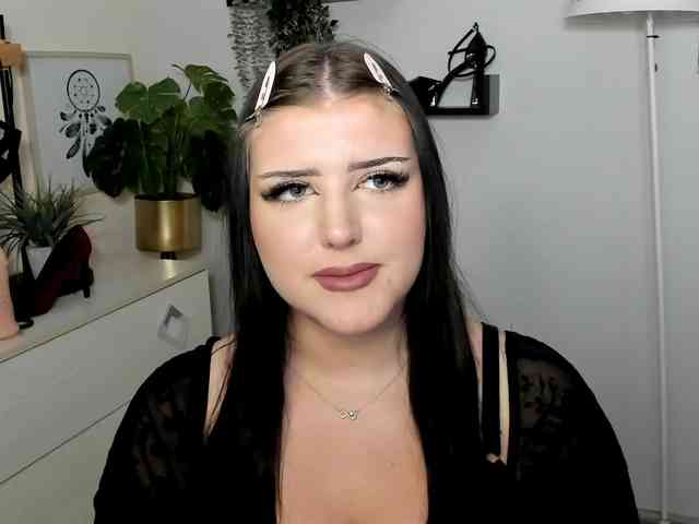 Miabrunette22 webcam