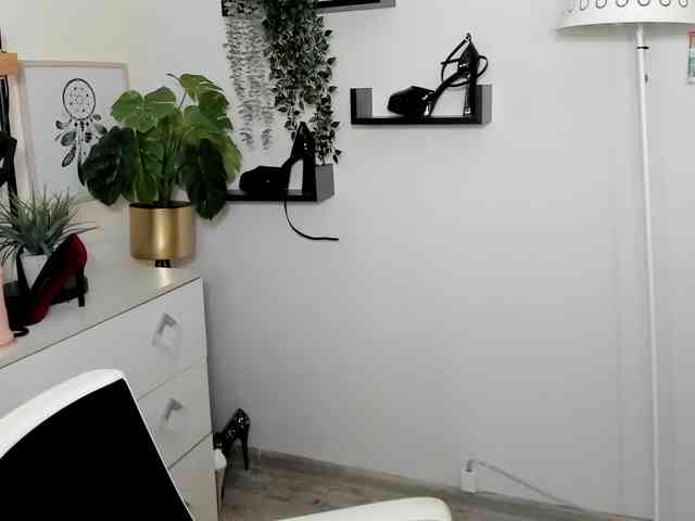 Miabrunette22 webcam
