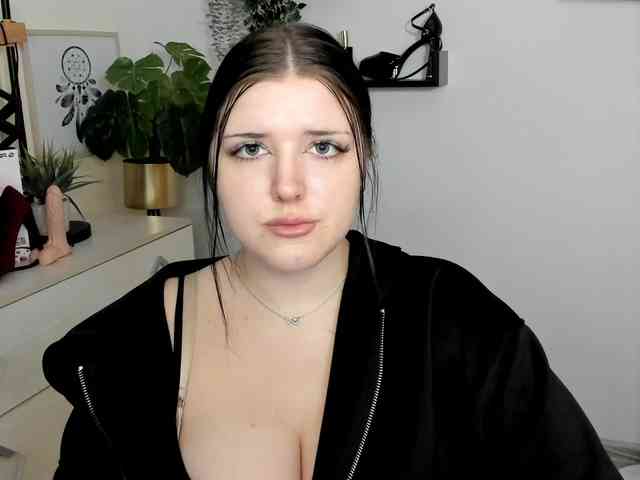 Miabrunette22 webcam