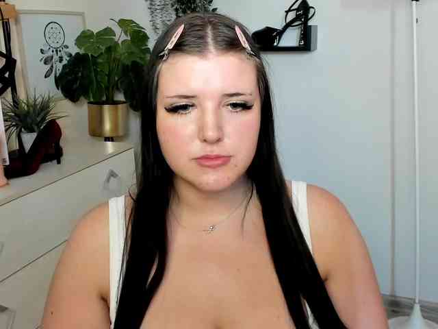 Miabrunette22 webcam