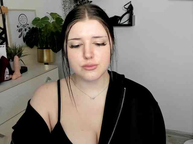 Miabrunette22 webcam