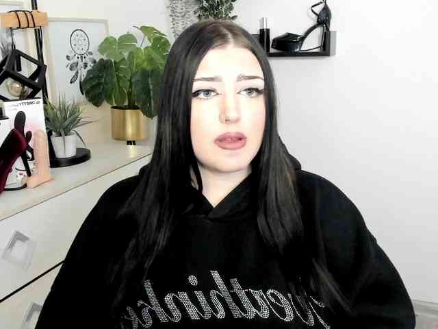 Miabrunette22 webcam