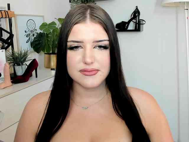 Miabrunette22 webcam