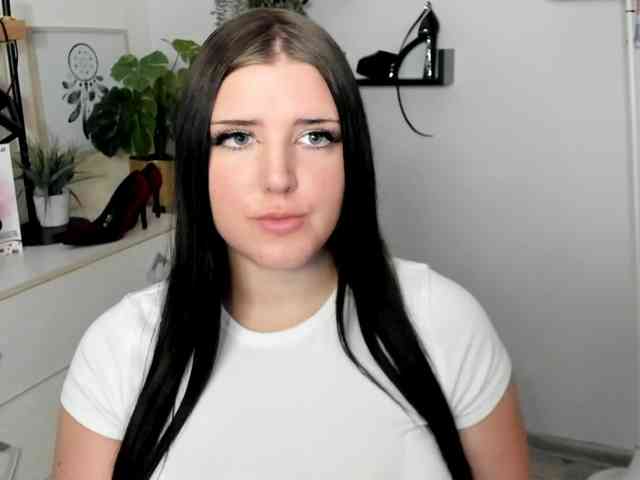 Miabrunette22 webcam
