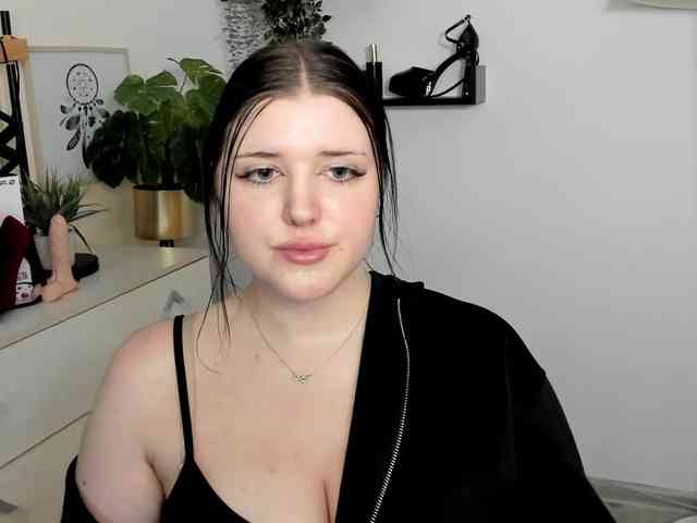 Miabrunette22 webcam