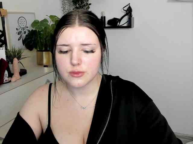 Miabrunette22 webcam