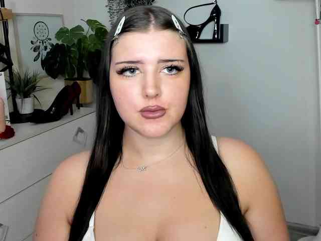 Miabrunette22 webcam