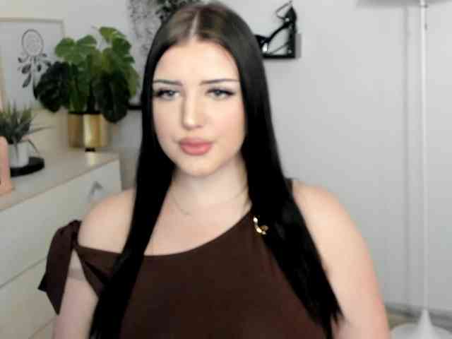 Miabrunette22 webcam