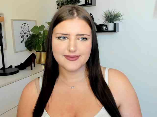 Miabrunette22 webcam