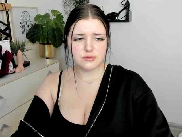 Miabrunette22 webcam