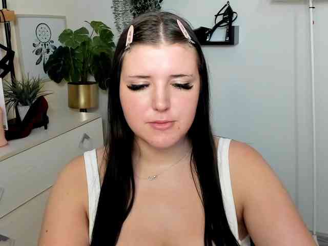Miabrunette22 webcam