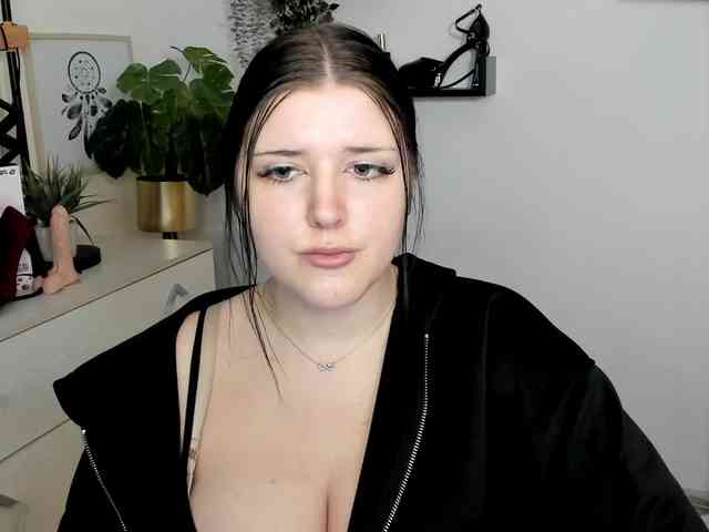 Miabrunette22 webcam