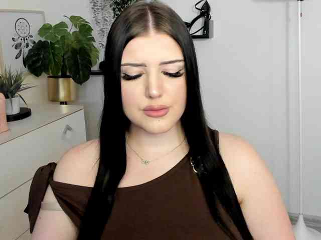 Miabrunette22 webcam