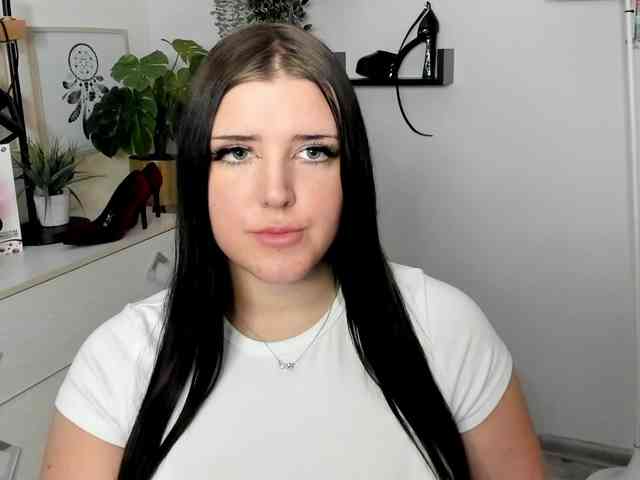 Miabrunette22 webcam