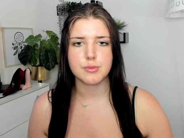 Miabrunette22 webcam