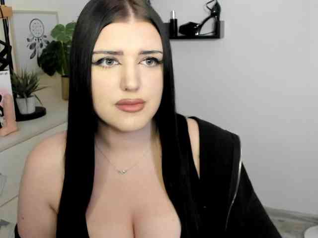 Miabrunette22 webcam
