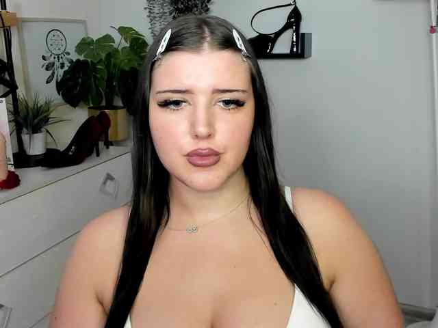 Miabrunette22 webcam
