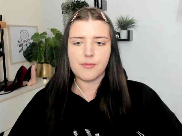 Miabrunette22 webcam