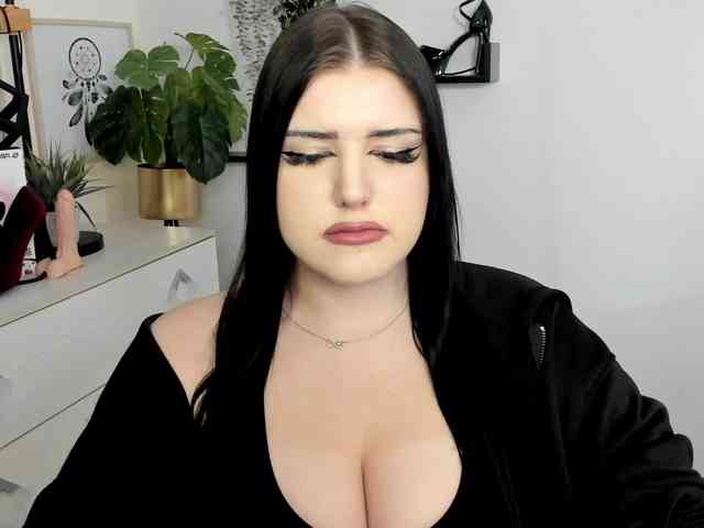 Miabrunette22 webcam