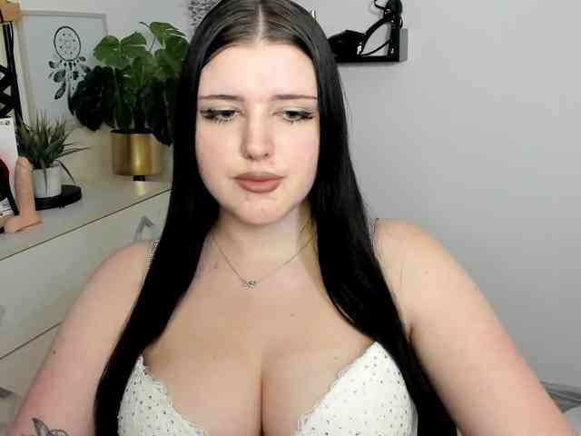 Miabrunette22 webcam
