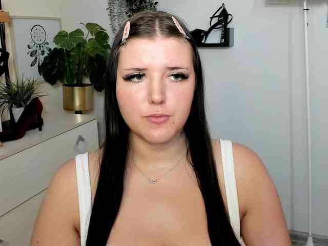 Miabrunette22 webcam