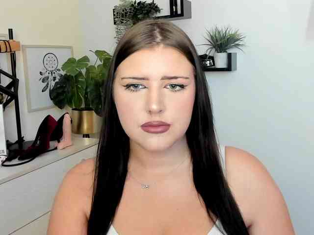 Miabrunette22 webcam