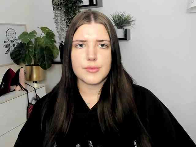 Miabrunette22 webcam