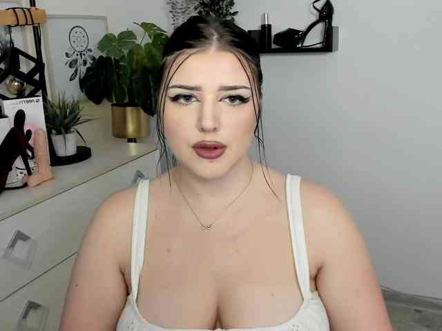 Miabrunette22 webcam